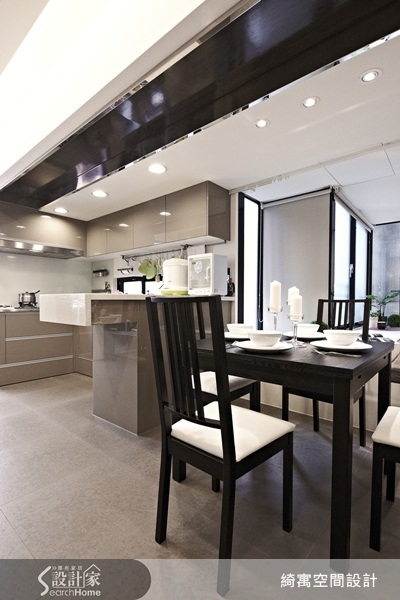 本案是間30年的華廈，原始格局因切割得過於零碎，不僅